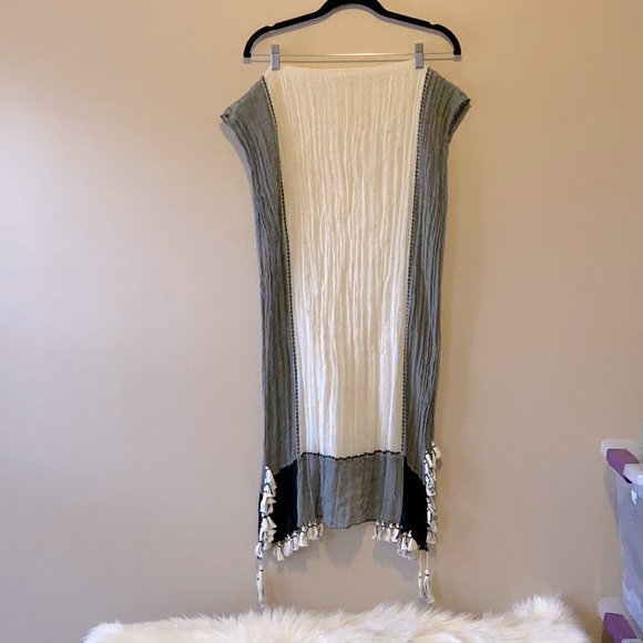 American Eagle, Black and White Scarf w/Tassels - Picture 2 of 9